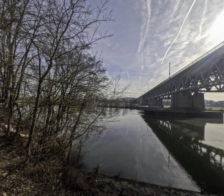 Foto de Danubio con puente cerca de Ratisbona bajo el sol y nublado - Imagen libre de derechos