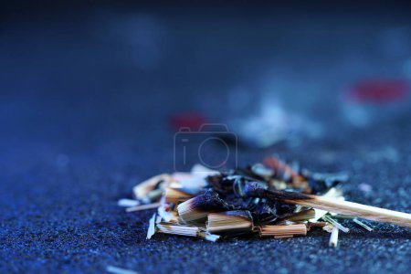 Foto de Especias de cocina para fumar en detalle con incienso y humo sobre un fondo oscuro - Imagen libre de derechos