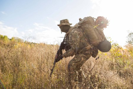 Téléchargez les photos : Soldat ukrainien en uniforme militaire et équipement complet sur le champ de bataille pendant la guerre - en image libre de droit