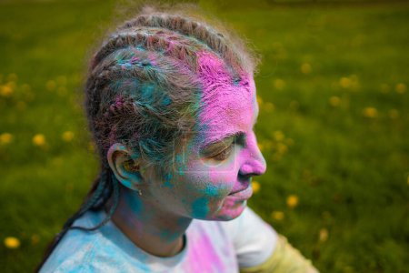 Téléchargez les photos : Portrait de femme européenne heureuse célébrant Holi avec des couleurs de poudre ou gulal. Concept de festival indien Holi. - en image libre de droit