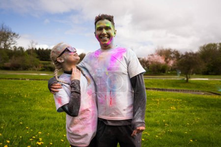 Foto de Retrato de una feliz pareja europea celebrando Holi con colores en polvo o gulal. Concepto de festival indio Holi - Imagen libre de derechos