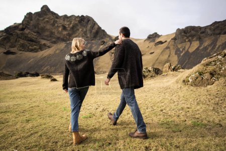Téléchargez les photos : Couple amoureux sur fond de montagnes et de soleil couchant dans les montagnes en automne - en image libre de droit