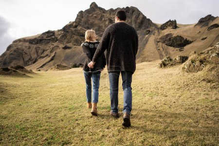 Téléchargez les photos : Couple amoureux sur fond de montagnes et de soleil couchant dans les montagnes en automne - en image libre de droit