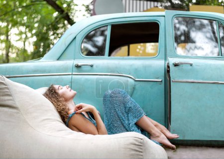 Foto de Moda hermosa chica posando sobre el fondo de un coche azul - Imagen libre de derechos