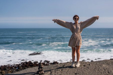 Téléchargez les photos : Une fille marche sur l'océan en Islande - en image libre de droit