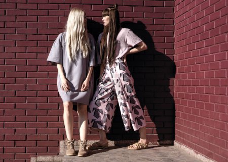 Foto de Moda niñas gemelas posando en la naturaleza, estilo de moda - Imagen libre de derechos