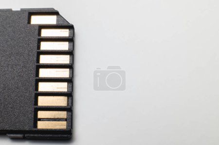 Foto de El grupo de contacto de la tarjeta de memoria flash SD es negro sobre un fondo gris. macro primer plano. - Imagen libre de derechos