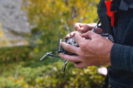 Téléchargez les photos : Mains mâles tenant des bâtons sur la télécommande d'un drone, gros plan, à l'extérieur. - en image libre de droit