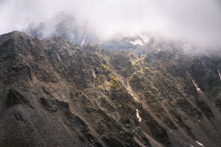 Nebel und Kälte auf einem der Gipfel der Berge. Mystische Atmosphäre über dem Gebirge.