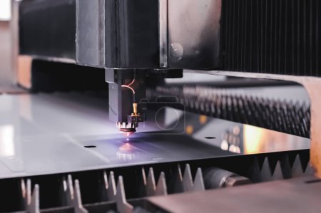 Foto de La vieja máquina láser CNC automatizada corta la hoja de acero inoxidable. Corte por láser de metal. - Imagen libre de derechos