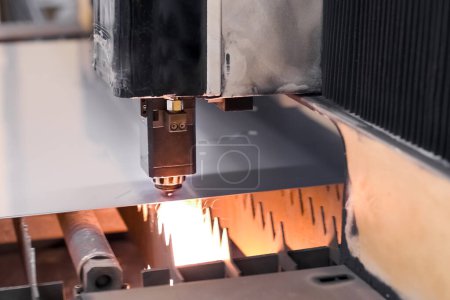 Foto de La vieja máquina láser CNC automatizada corta la hoja de acero inoxidable. Corte por láser de metal. - Imagen libre de derechos
