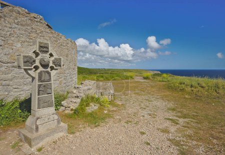 Téléchargez les photos : Celtic cross near the remains of an old medieval tower on Pointe du Raz. Brittany, France - en image libre de droit