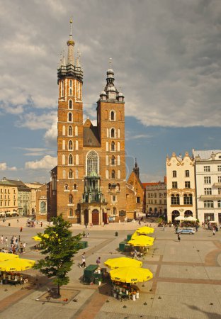 Téléchargez les photos : Cracovie, Pologne - 08 juin 2021 : vue sur la place Rynek Glowny et la basilique Sainte-Marie de Cracovie dans le centre-ville historique de Cracovie lors d'une belle journée d'été. - en image libre de droit