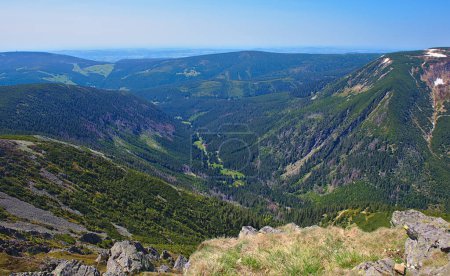 Téléchargez les photos : Parc national de Karkonosze dans une belle journée d'été. Vue du haut de Sniezka sur la frontière polono-tchèque - en image libre de droit