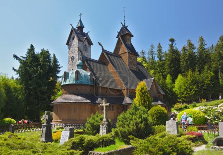 Téléchargez les photos : Karpacz, Pologne - 30 mai 2023 : Temple Wang à Karpacz, Pologne. Eglise norvégienne qui a été transférée dans la ville de Karpacz dans les montagnes de Karkonosze, Pologne. - en image libre de droit