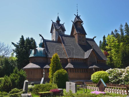 Téléchargez les photos : Karpacz, Pologne - 30 mai 2023 : Temple Wang à Karpacz, Pologne. Eglise norvégienne qui a été transférée dans la ville de Karpacz dans les montagnes de Karkonosze, Pologne. - en image libre de droit