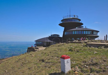 Foto de Montañas gigantes, Polonia - 29 de mayo de 2023: Signo y edificios del observatorio en el pico de la montaña Sniezka. - Imagen libre de derechos