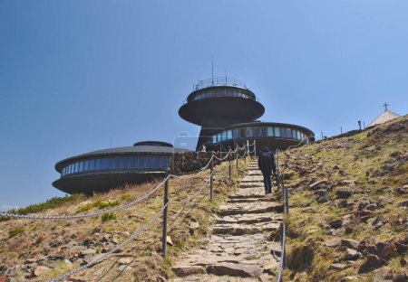 Téléchargez les photos : Montagnes Géantes, Pologne - 29 mai 2023 : Panneaux et observatoires au sommet de la montagne Sniezka. - en image libre de droit