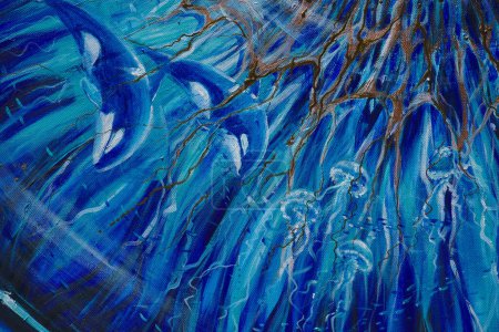 Téléchargez les photos : Fond abstrait avec monde sous-marin - épaulards, méduses et poissons sur fond bleu. Tableau peint avec acrylique - en image libre de droit