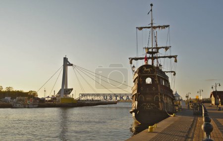 Téléchargez les photos : USTKA - 02 JUIN 2023 : Vieux voilier et personnes non identifiées dans le port d'Ustka en Pologne - en image libre de droit