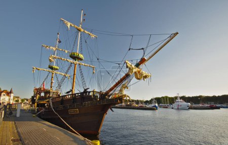 Foto de USTKA - JUNIO 02,2023: Antiguo velero y personas no identificadas en el puerto de Ustka en Polonia - Imagen libre de derechos