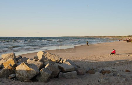 Téléchargez les photos : USTKA - 02,2023 JUIN : Les touristes profitent du temps ensoleillé et se détendre sur la plage de la mer Baltique - en image libre de droit