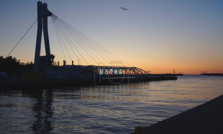 Téléchargez les photos : Pont-levis piéton dans le port d'Ustka en Pologne - en image libre de droit