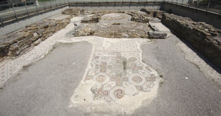 Téléchargez les photos : Restes d'une mosaïque dans les ruines de la basilique della Corte dans la vieille ville de Grado, Italie. - en image libre de droit