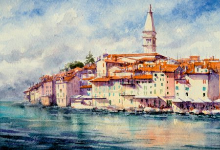 Téléchargez les photos : Journée ensoleillée à Rovinj en Croatie. Vieille ville au bord de la mer avec tour sur les toits, ciel bleu, nuages blancs et eau turquoise. Image créée avec des aquarelles. - en image libre de droit