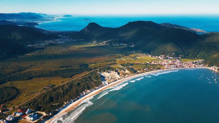 Foto de Vista aérea de la costa brasileña y las montañas de la isla de Santa Catarina, al sur de Brasil - Imagen libre de derechos