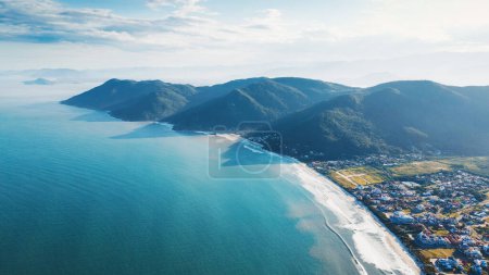 Téléchargez les photos : Vue aérienne du littoral brésilien avec des montagnes près de la ville d'Acores, sur l'île de Santa Catarina, Brésil - en image libre de droit