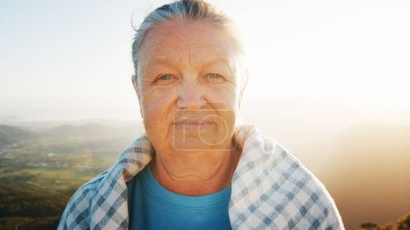 Foto de Retrato de la mujer mayor caucásica al aire libre al amanecer. Modelo mira a la cámara - Imagen libre de derechos