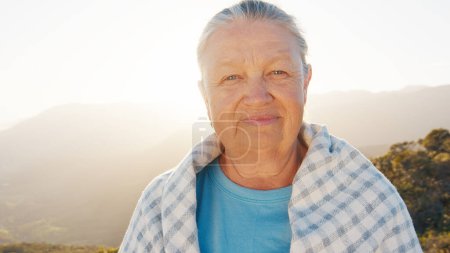 Téléchargez les photos : Portrait de la femme caucasienne âgée en plein air au lever du soleil. Modèle regarde dans la caméra - en image libre de droit