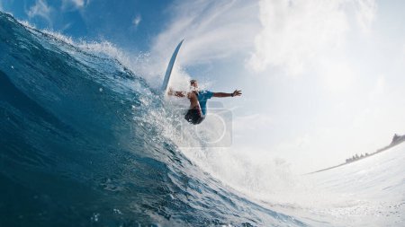 Pro-Surfer reitet auf der Welle. Junger Mann surft auf der Meereswelle der Malediven und dreht aggressiv auf der Lippe. Aufgespalten über und unter Wasser