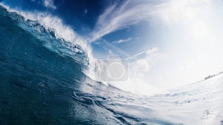 Photo pour Une vague océanique cristalline se brise sur le rivage des Maldives - image libre de droit