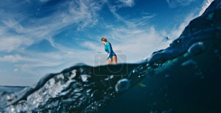 Téléchargez les photos : Une femme mince surfeuse surfe sur la vague. Femme surfe sur la vague océanique aux Maldives sur longboard jaune - en image libre de droit