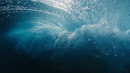 Vista submarina de la ola oceánica rompiendo en la orilla de las Maldivas