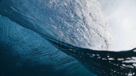 Téléchargez les photos : Une vague océanique cristalline se brise sur le rivage des Maldives - en image libre de droit