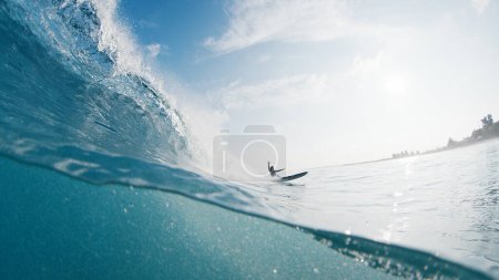 Foto de La chica surfista monta la ola. Mujer surfea la ola oceánica en las Maldivas y cae - Imagen libre de derechos