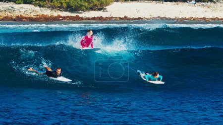 Téléchargez les photos : Surfeurs pagayer dans l'océan sur la ligne - en image libre de droit