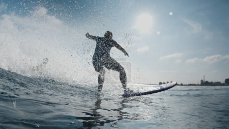 Foto de La chica surfista monta la ola. Mujer surfea la ola oceánica en las Maldivas - Imagen libre de derechos