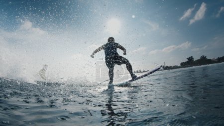 Foto de La chica surfista monta la ola. Mujer surfea la ola oceánica en las Maldivas - Imagen libre de derechos