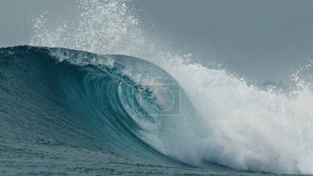 Téléchargez les photos : Vague océanique aux Maldives - en image libre de droit