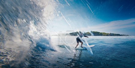 Téléchargez les photos : Surfer surfe sur la vague océanique aux Maldives - en image libre de droit