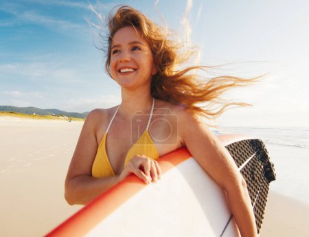 Téléchargez les photos : Femme surfeur promenades avec planche de surf sur la plage tropicale - en image libre de droit