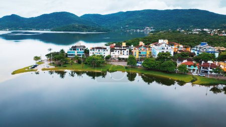Téléchargez les photos : Vue aérienne de la ville de Lagoa da Conceicao près de la ville de Florianopolis au Brésil - en image libre de droit