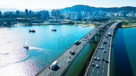 Téléchargez les photos : Vue aérienne de la ville de Florianopolis pendant la journée ensoleillée. Brésil, île de Santa Catarina - en image libre de droit