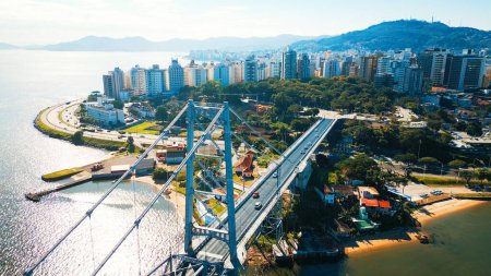 Foto de Vista aérea de la ciudad de Florianópolis durante el día soleado. Brasil, isla de Santa Catarina - Imagen libre de derechos