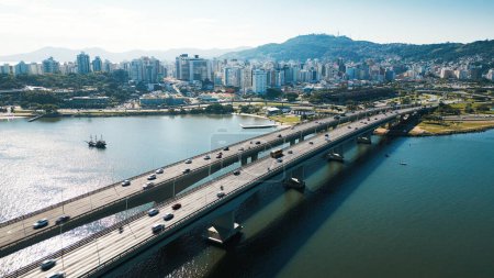 Téléchargez les photos : Vue aérienne de la ville de Florianopolis pendant la journée ensoleillée. Brésil, île de Santa Catarina - en image libre de droit