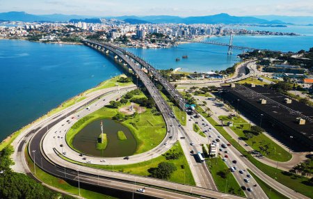 Foto de Vista aérea de la ciudad de Florianópolis durante el día soleado. Brasil, isla de Santa Catarina - Imagen libre de derechos